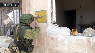 Российские сапёры продолжают работу по разминированию освобождённых от боевиков районов сирийского Алеппо.