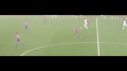 James McArthur plante ses crampons dans le visage de Diego Costa !