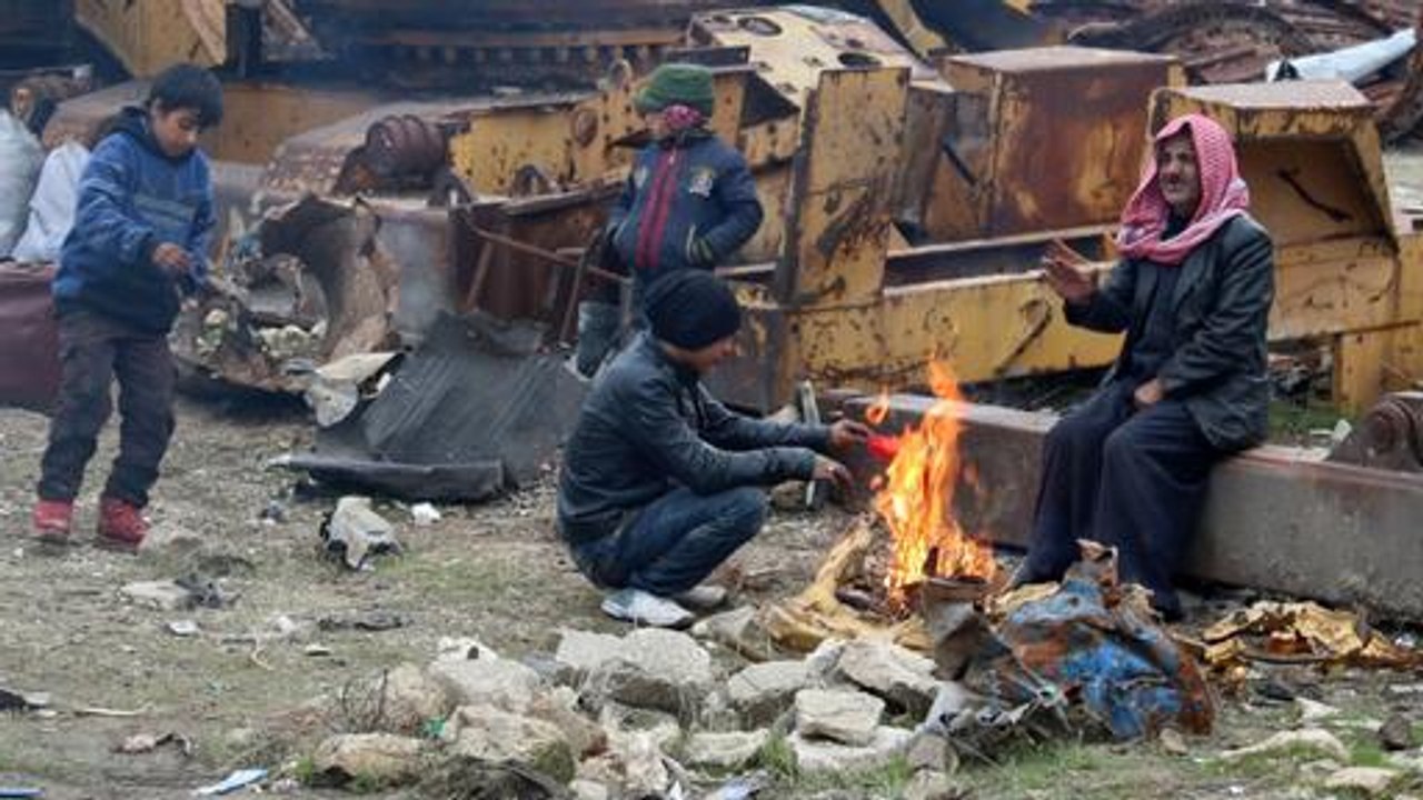 Menschen warten in eisiger Kälte auf Rettung