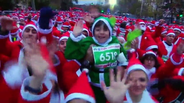 Espagne : des milliers de pères Noël s'élancent dans les rues de Madrid