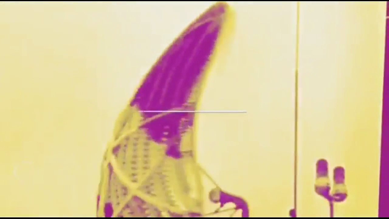 Brilliant white orbs flying through and around chemtrails! 16.12.2016.