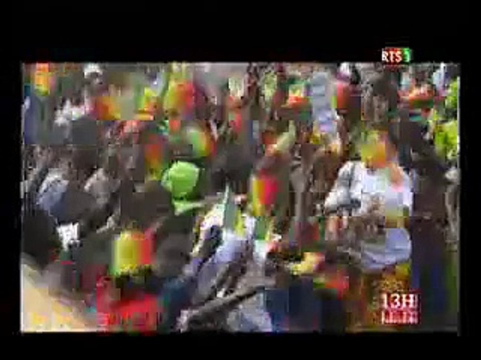 Macky Sall s'arrête pour parler à un jeune en brassard rouge - vidéo Dailymotion