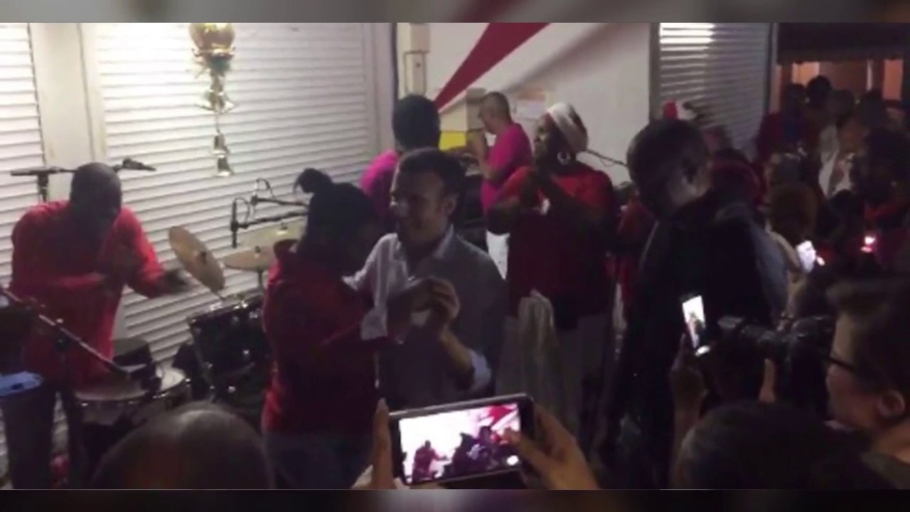 En Guadeloupe, Emmanuel Macron se lâche sur du zouk
