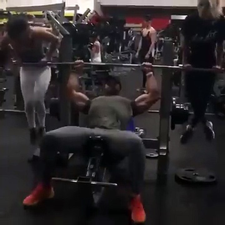 Hilarant : deux solides filles comme poids pour se muscler