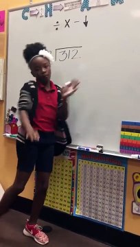 Une enseignante incite ses élèves à chanter et danser pour résoudre un calcul