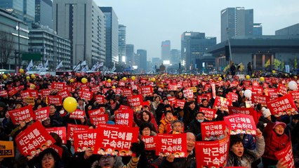 Video herunterladen: Südkoreas Bevölkerung gespalten: Demonstrationen für und gegen Präsidentin Park