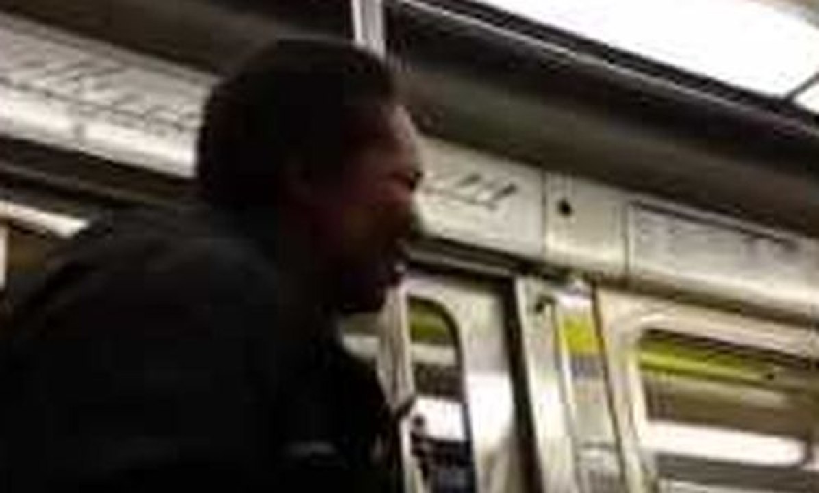 Une femme provoque un fou rire dans le métro !