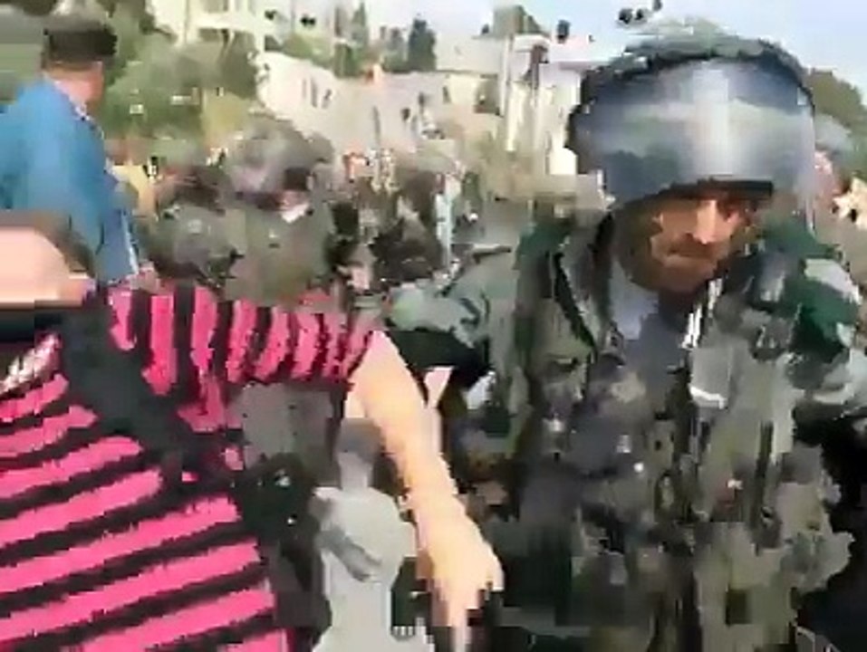 les soldats du Tsahal maltraite une jeune journaliste ... désolé ce n'est pas Alep .جنةد الاحتلال يعتدون على صحفية في فلسطين. طبعا صمت دولي لانها ليست من حلب .