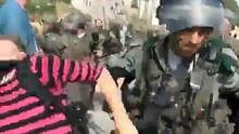 les soldats du Tsahal maltraite une jeune journaliste ... désolé ce n'est pas Alep .جنةد الاحتلال يعتدون على صحفية في فلسطين. طبعا صمت دولي لانها ليست من حلب .
