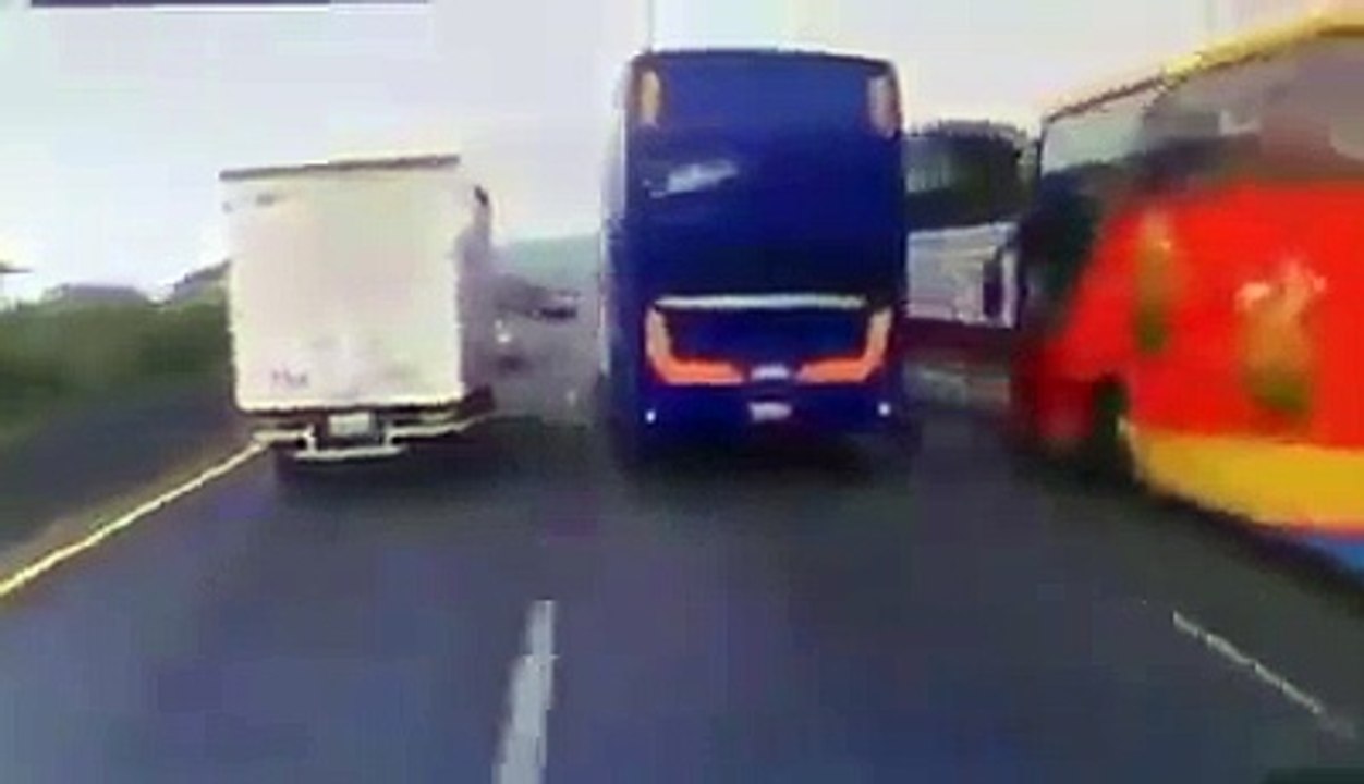C'est le chauffeur de car le plus inconscient que vous ayez vu!