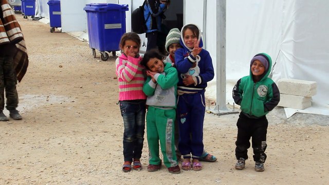 Sirios evacuados de Alepo se instalan en Idlib