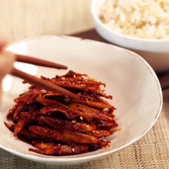 간장양념이 지겹다면 고추장양념으로! 매콤우엉볶음 [만개의레시피]