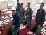 حلب کی ایک مسجد میں قبضہ اور مسجد کے تقدس کو پامال کرنے کے بعد بشار کے فوجی جوان اسلام کے ایک اہم رکن نماز کا مذاق اڑاتے