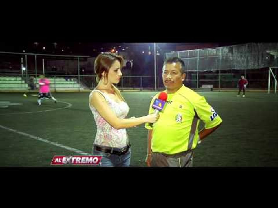 La nueva estrella de futbol, ¡juega con las manos!
