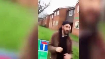 Sikh man Thrashes Pedophile in Road