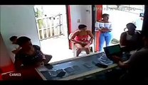 Dos presuntos delincuentes asaltan tienda de celular en Moca