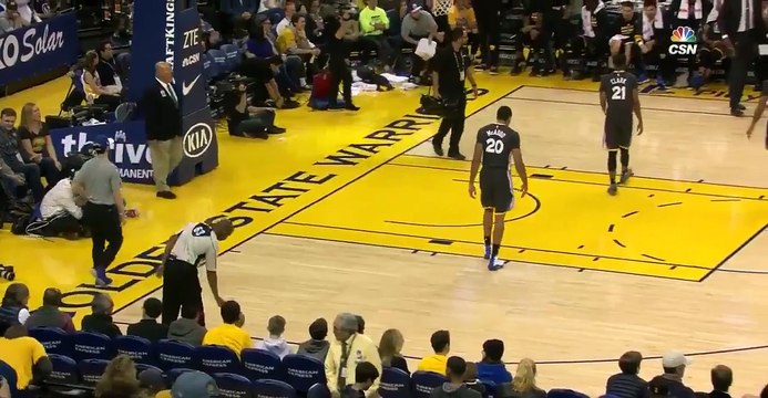 Stephen Curry fait du curling pendant l'échauffement