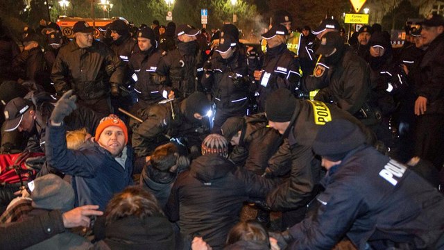 Cientos de polacos protestan en Varsovia contra las restricciones a medios de comunicación