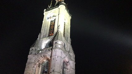 Le père Noël descend le Beffroi en rappel