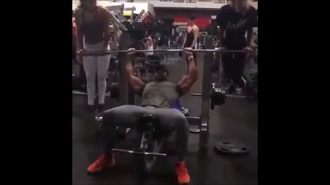Une façon originale de faire de la muscu : avec 2 filles sur la barre