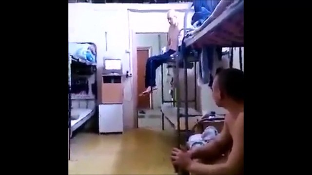 Un gars bourré essaie de descendre d'un lit superposé et c'est le drame