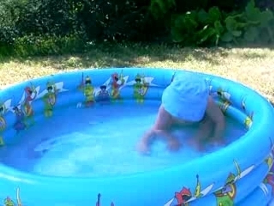 bébé heureux à la piscine au soleil d'Alsace