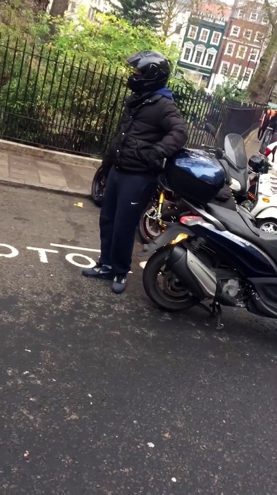 Deux hommes tentent de voler une moto a l'aide d'une disqueuse en plein jour