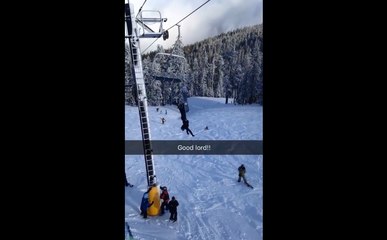 Un snowboarder suspendu la tête en bas.