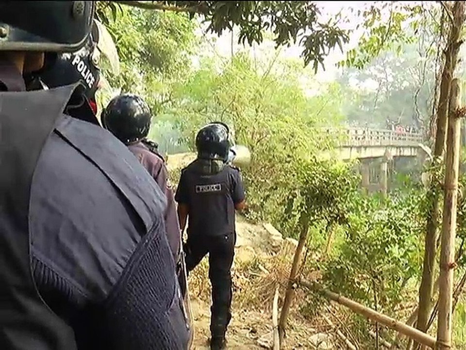 নরসিংদীতে দুই চেয়ারম্যান সমর্থকদের সংঘর্ষ, অর্ধশত বাড়িতে আগুন