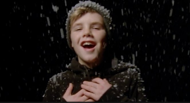 Cruz Beckham lanza videoclip rodeado de sus hermanos