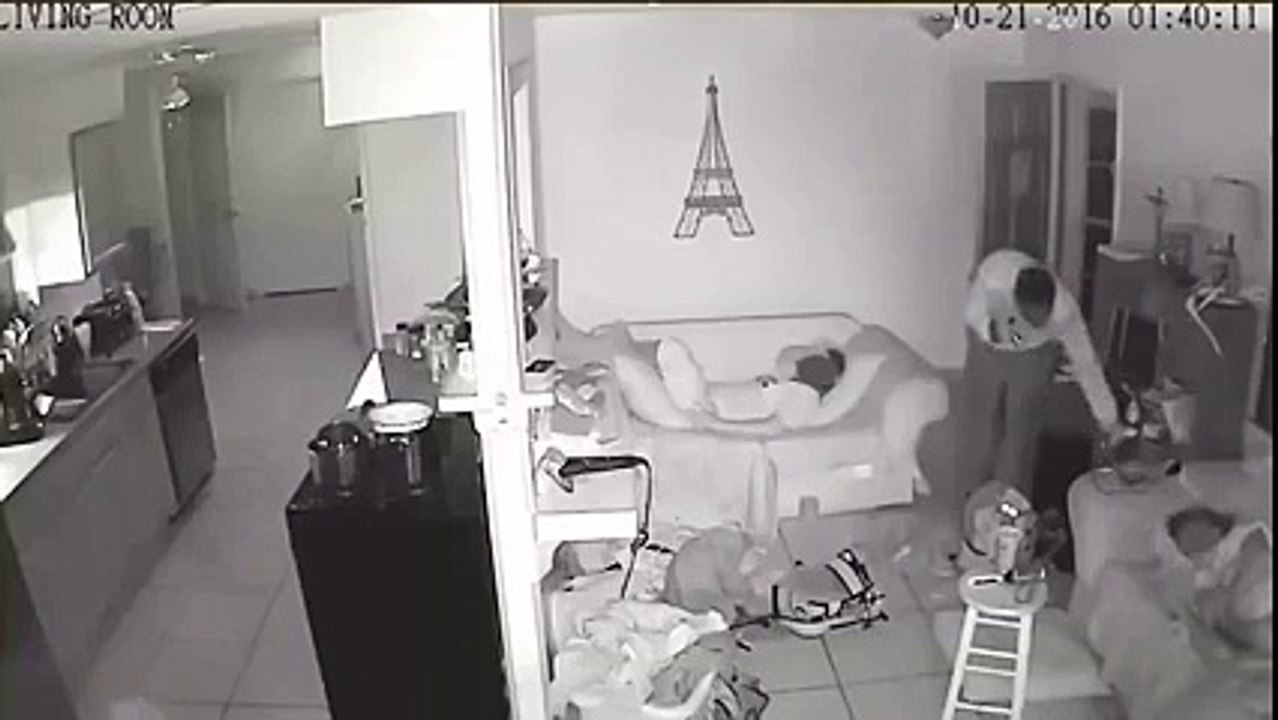 فيديو لحظة تسلُّل لص  إلى غرفة فتاة نائمة