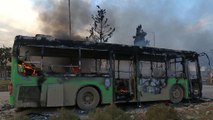مخالفان مسلح به اتوبوس های ویژه تخلیه جنگ‌زدگان در اطراف ادلیب سوریه حمله کردند و آنها را به آتش کشیدند