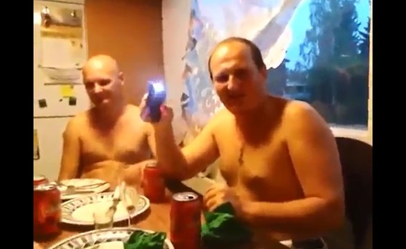 Deux Russes ivres s'amusent avec un taser.