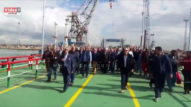 بالفيديو..مميش يشهد التشغيل التجريبى الثانى لكوبرى الرسوة العائم