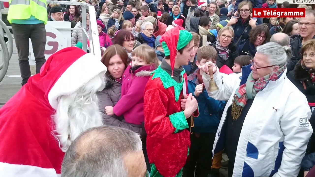 Paimpol. Le Père Noël débarque en bateau sur les quais