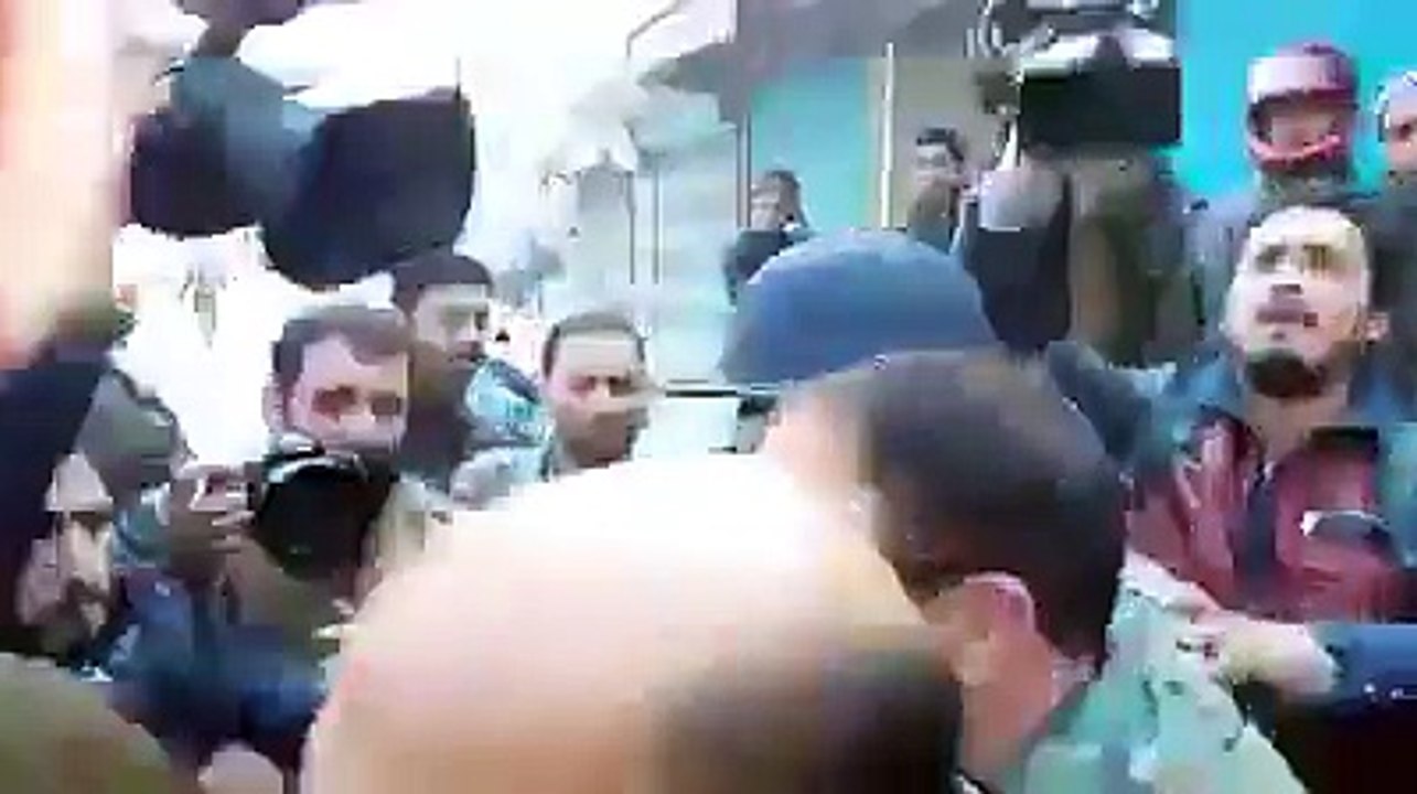 کشمیری لیڈرز کی ہندوستانی فوج کیسے تزلیل کرتی ہےویڈیو دیکھیں