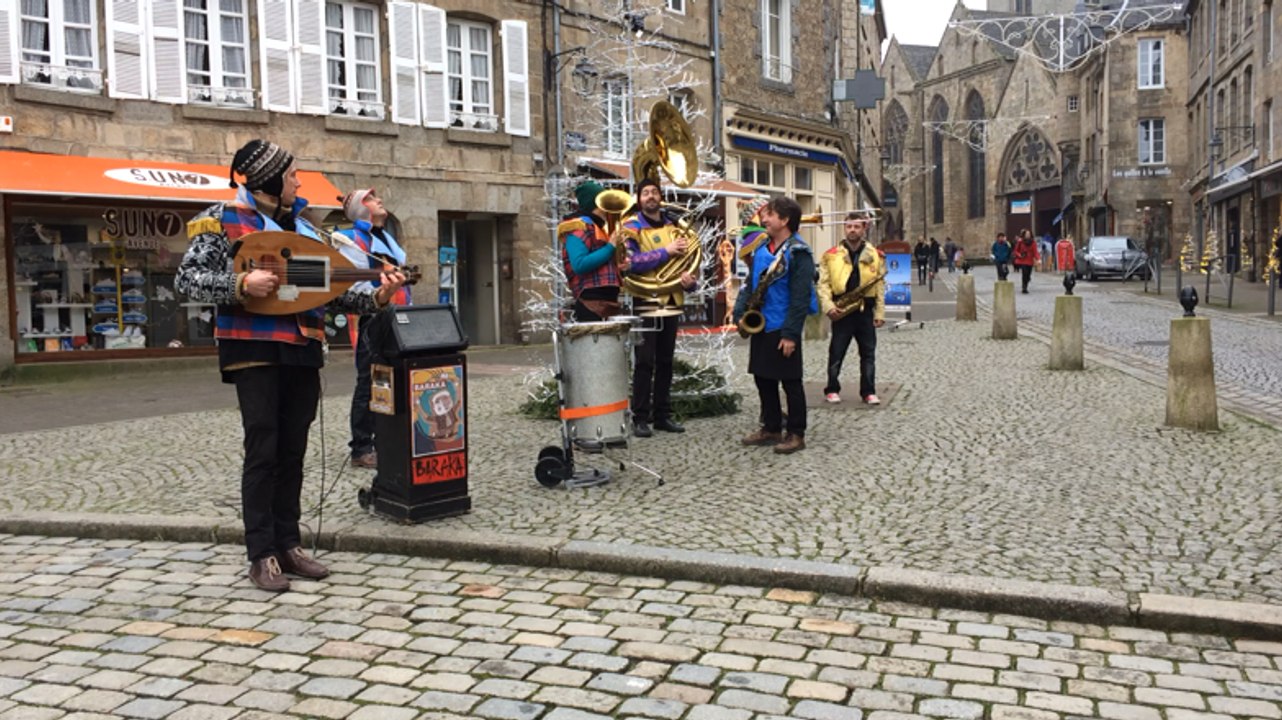 Animations de Noël: La fanfare Baraka place du...