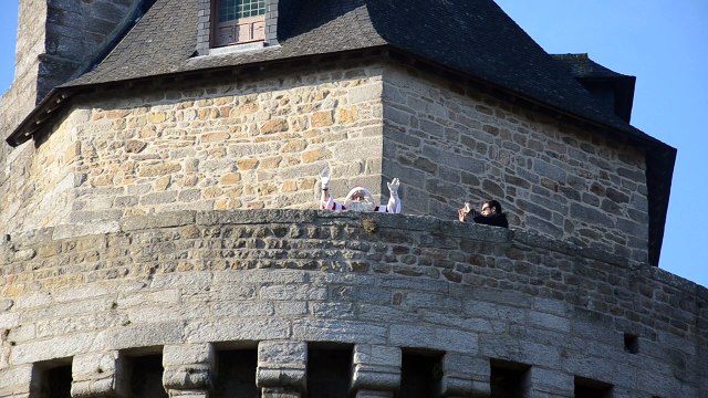 Vannes. Le Père Noël est descendu du ciel en rappel