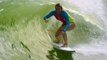 Des filles surfent sur la vague infinie de Kelly Slater