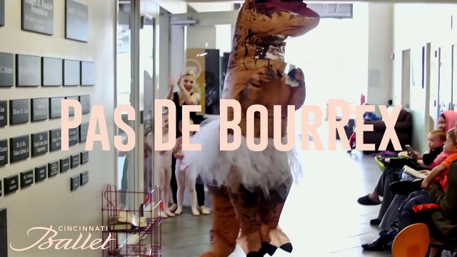 Ce dinosaure T-Rex danse avec un ballet classique