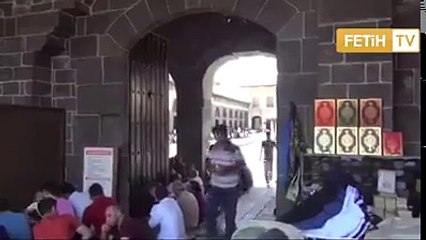 Diyarbakirda bir imam hutbede terörü lanetliyor. İceri giren bir pkk yanlısı protesto ediyor hocayi