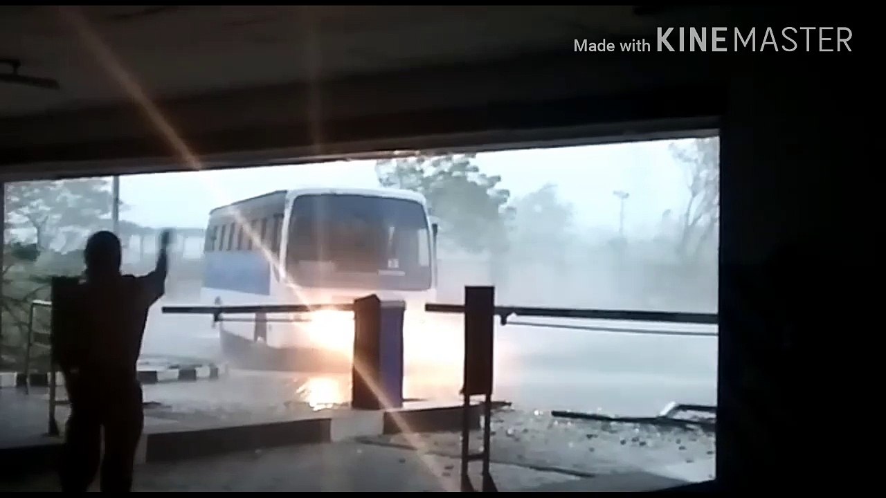 verdah cyclone Chennai 2016. Bus fall down