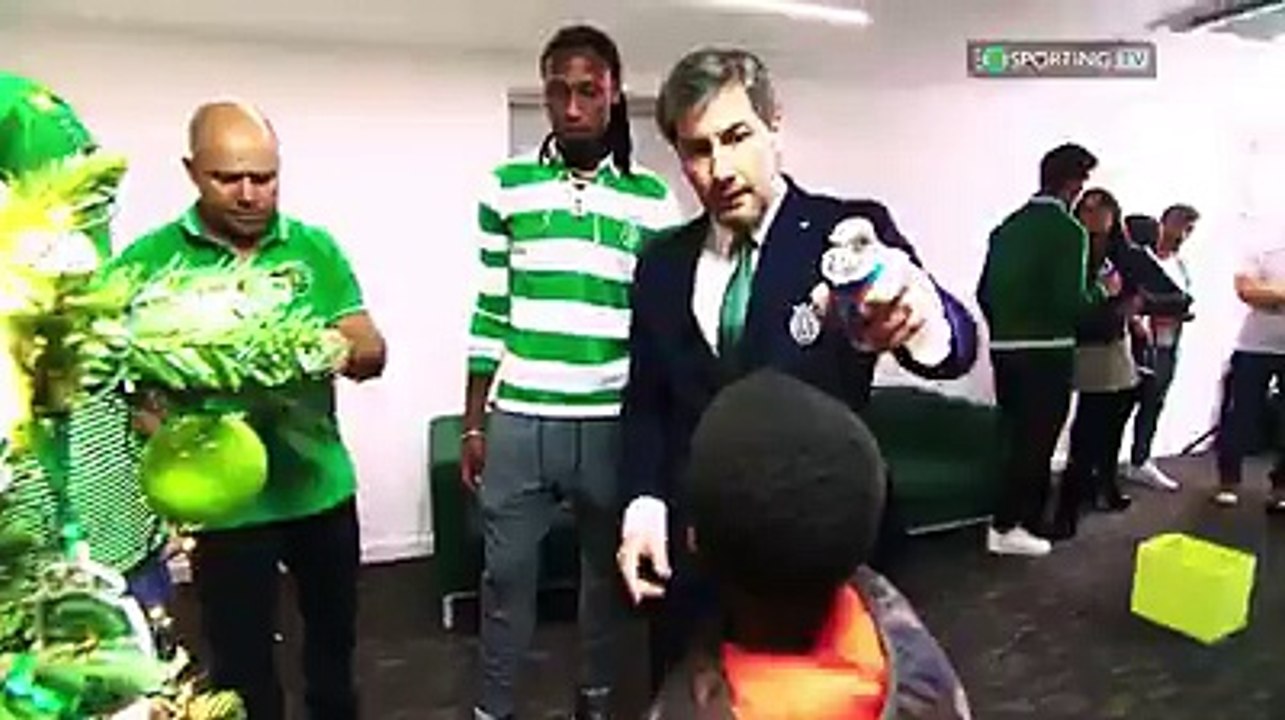 É que nem as crianças gostam das brincadeiras dele