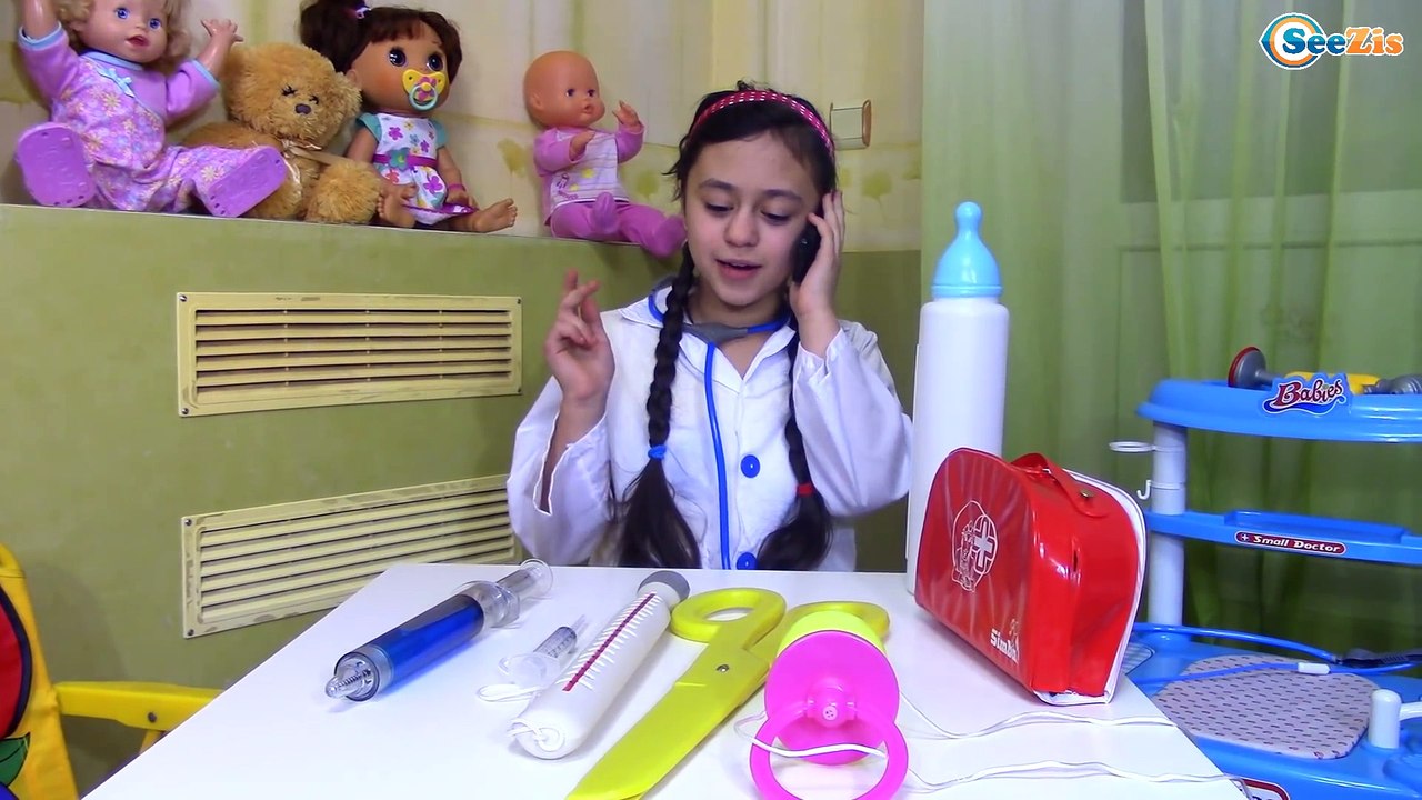 FROZEN ELSA & DOC MCSTUFFINS ИГРАЕМ В ДОКТОРА....