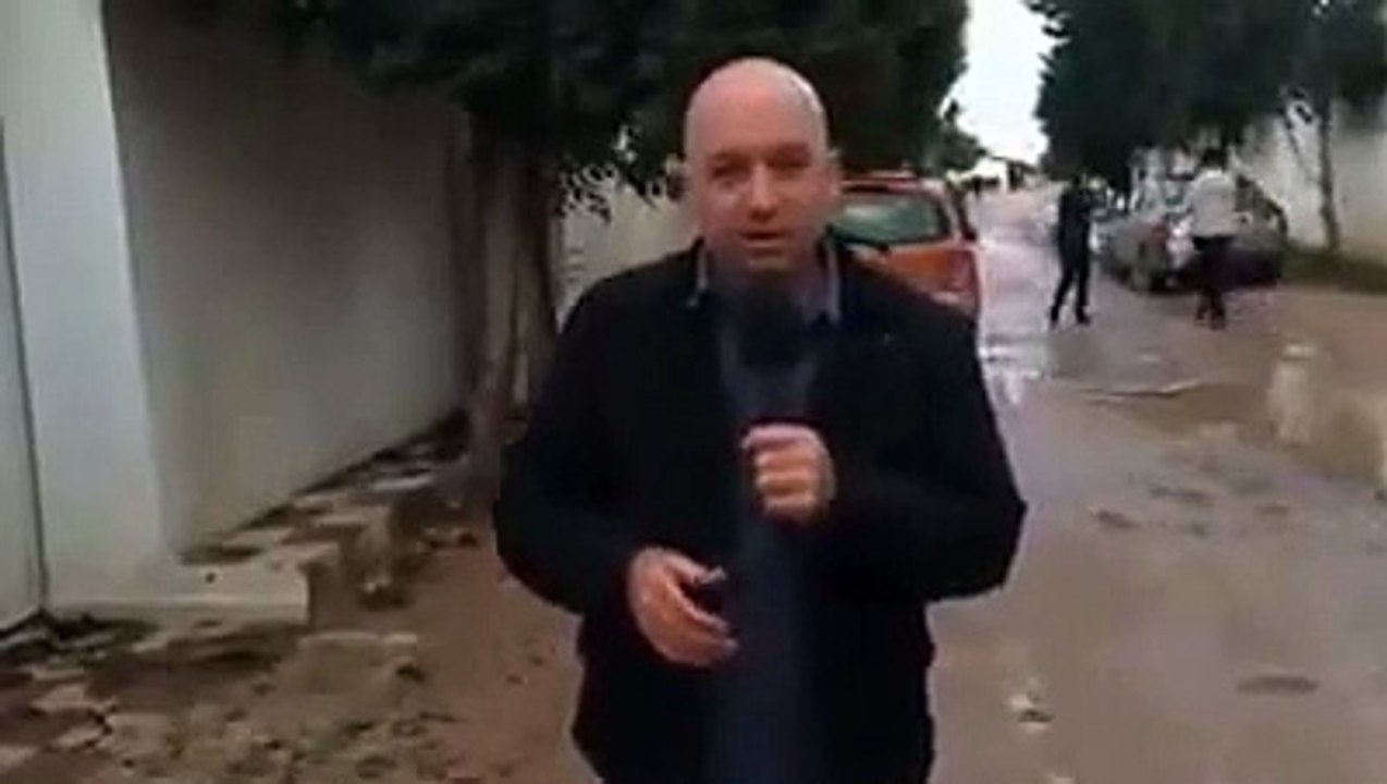 مراسل القناة العاشرة الإسرائيلية في صفاقس وأمام منزل الشهيد محمد الزواري!