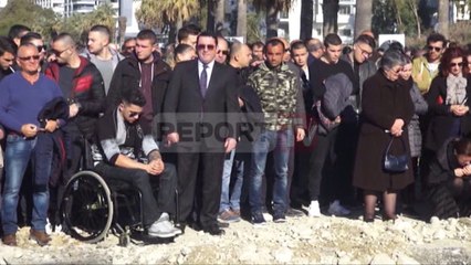 Report TV - Vdekja e 18-vjeçarit në Lungomare  familjarët protestë homazh