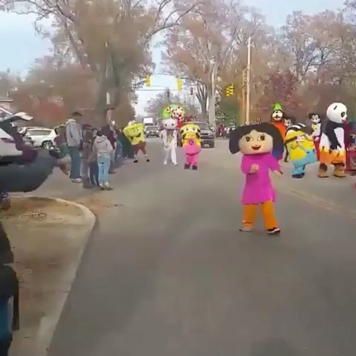 Is This the Most Enthusiastic Christmas Parade Commentary Ever?