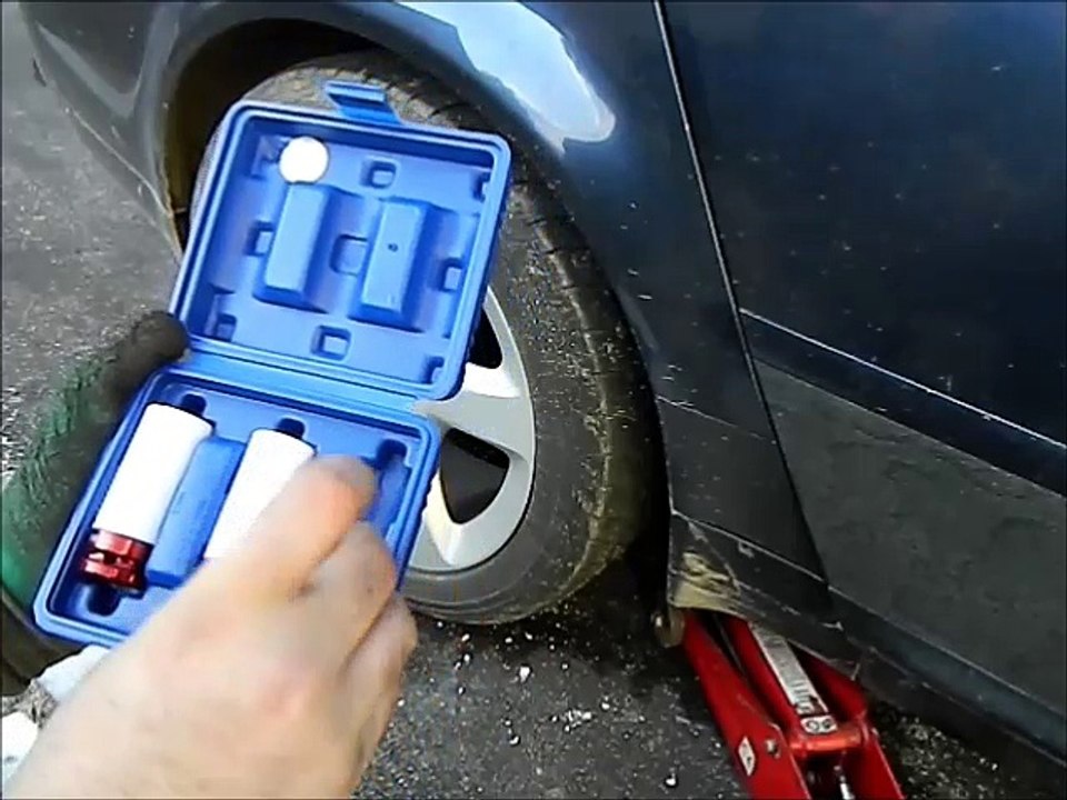 HOW TO REPLACE BRAKE DISCS AND BRAKES IN AN AUDI A6 4B ( ENGLISH )