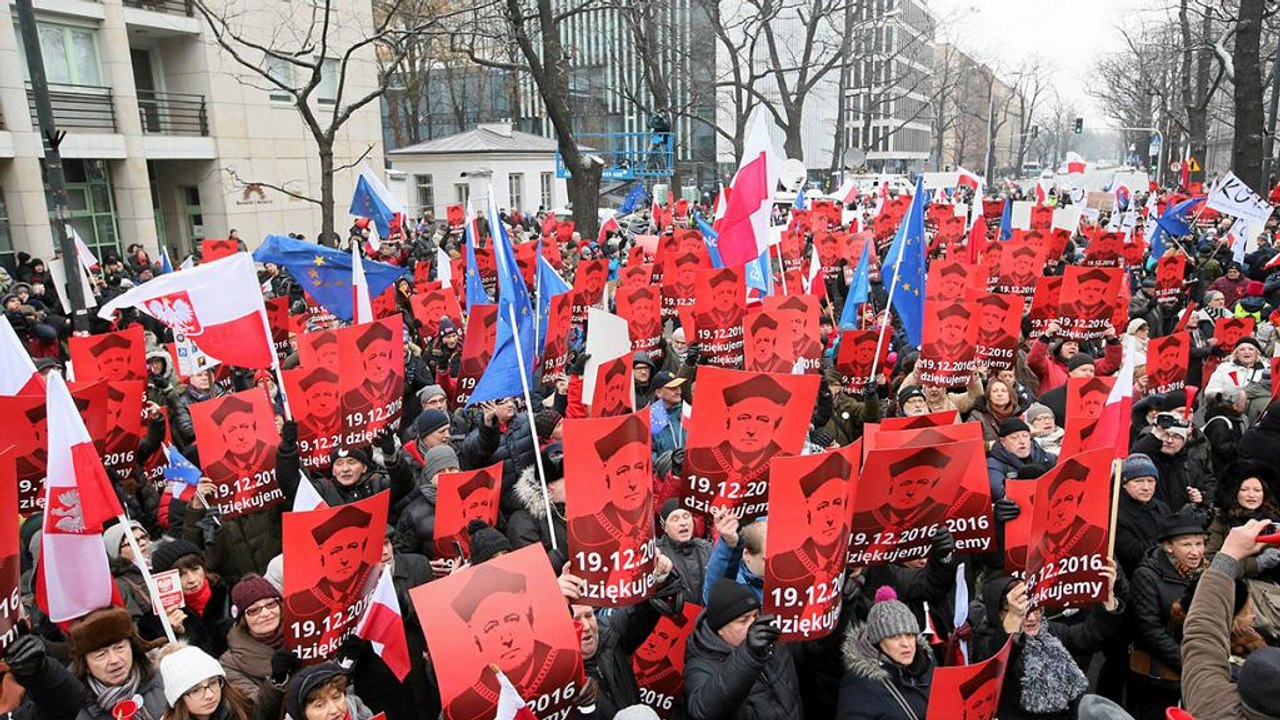 Польща: масові анти- і проурядові демонстрації