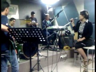 Diam Diam Jatuh Cinta (Live)